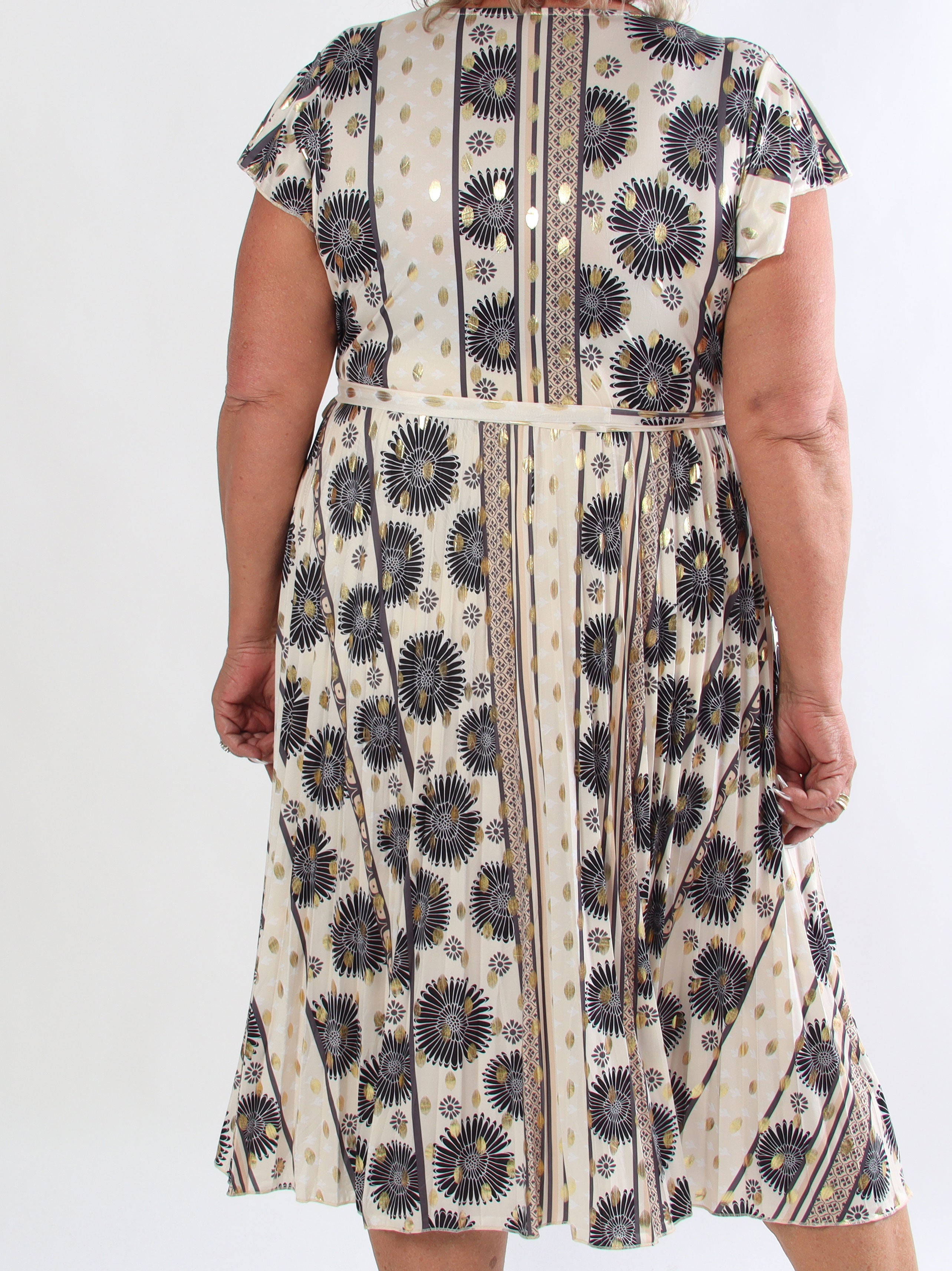 Toledo Sunburst - Plus size mønstret kjole i elastisk stof med plisseringer